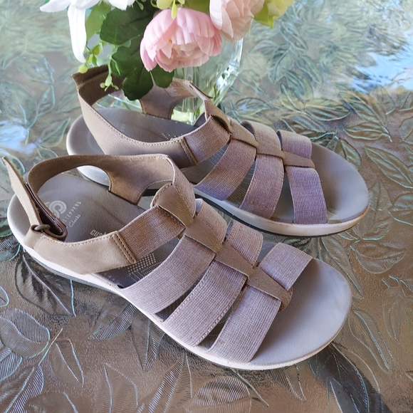 Clarks Shoes - Clarks Gray / White Women's Sandals. Size 8M. Comfy Soft
